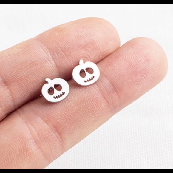 END OF SUMMER CLEARANCE!NEW! Silver Halloween Pumpkin Stud Earrings - Picture 2 of 2